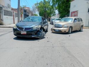 Choque en 15 y Abasolo deja daños materiales