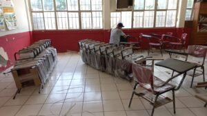 Donan 250 bancos a la escuela secundaria Técnica número 54